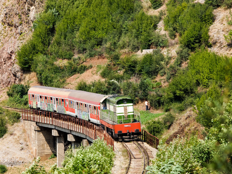 train de Paris à Tirana